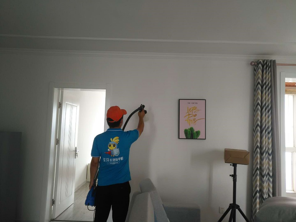 客廳墻面全方位噴涂施工